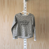 Sudadera niña gris con lunares en color plata.