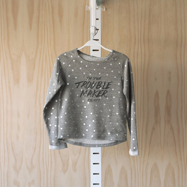 Sudadera niña gris con lunares en color plata.