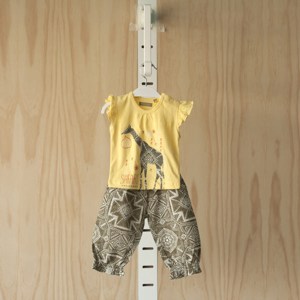 Conjunto niña con pantalón largo ancho y camiseta Jirafa.