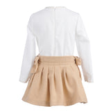 Conjunto niña blusa blanca y falda lisa camel de La Ormiga.