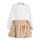 Conjunto niña blusa blanca y falda lisa camel de La Ormiga.