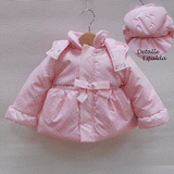 Anorak bebé con capucha desmontable de niña con lunares blancos.