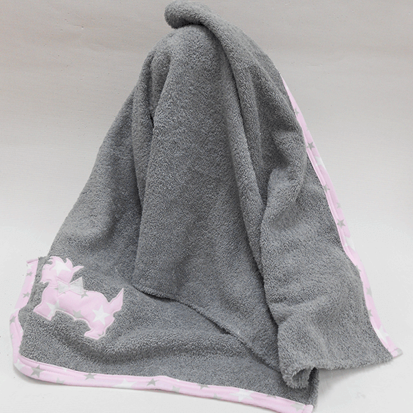 Toalla baño en gris y estampado de estrellas de Sardón.