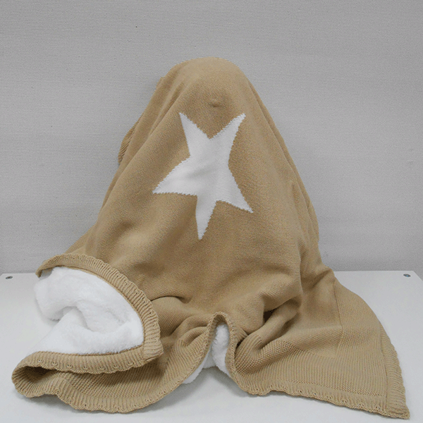Manta bebé de punto y polar con una estrella de la marca de Sardón