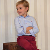 Conjunto Camisa Azul Oxford y Pantalón Burdeos.