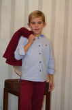 Conjunto Camisa Azul Oxford y Pantalón Burdeos.