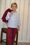 Conjunto Camisa Azul Oxford y Pantalón Burdeos.