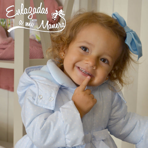 Anorak bebé con capucha desmontable de niña con lunares blancos.
