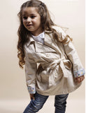 Gabardina de niña beige con cinturón y puños de flores.