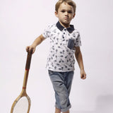 Polo manga corta con raquetas de tenis, disponible en varios colores.