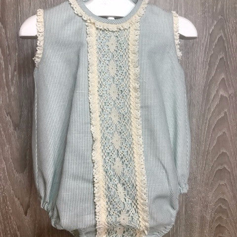 Pelele bebé mil rayas verdes y beige con encaje de bolillos de Mari Paz.