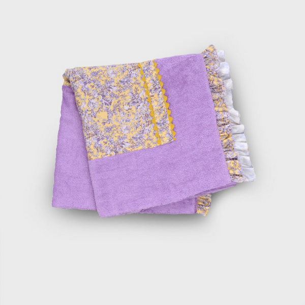 Toalla flor morada fondo amarillo la ormiga