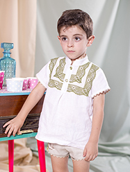 Conjunto Niño de camisa con encaje verde y pantalón estampado de Nini Moda Infantil.