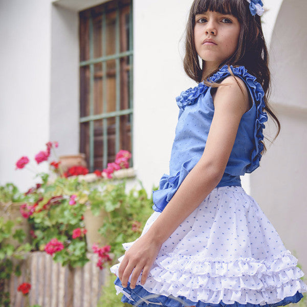 Conjunto niña blusa azul y falda blanca con bodoques azules de La Ormiga