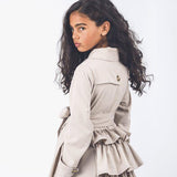 Gabardina niña volantes camel de La Ormiga