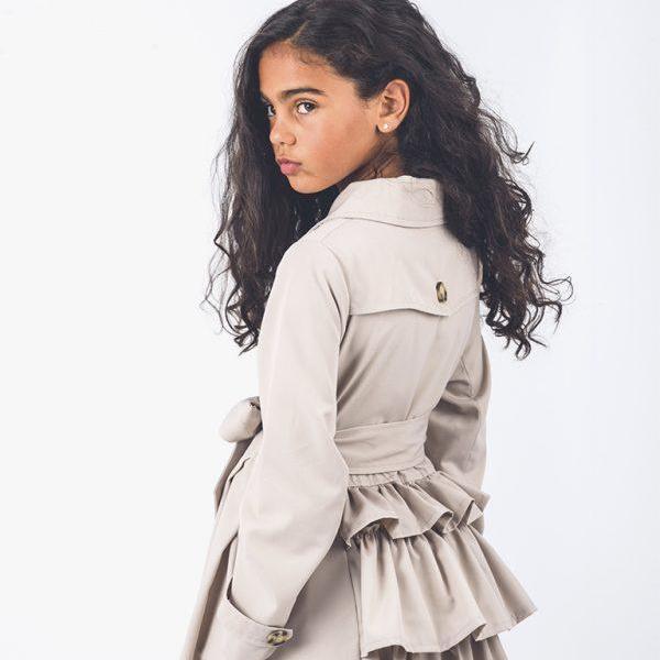 Gabardina niña volantes camel de La Ormiga